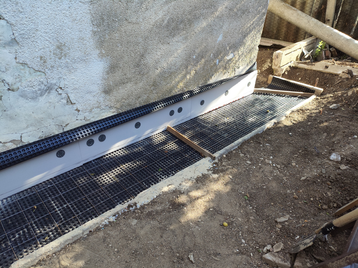 Тут все готово - и рейки разделительные, и арматурная сетка. Даже уровень заливки отмечен на пеноплексе.