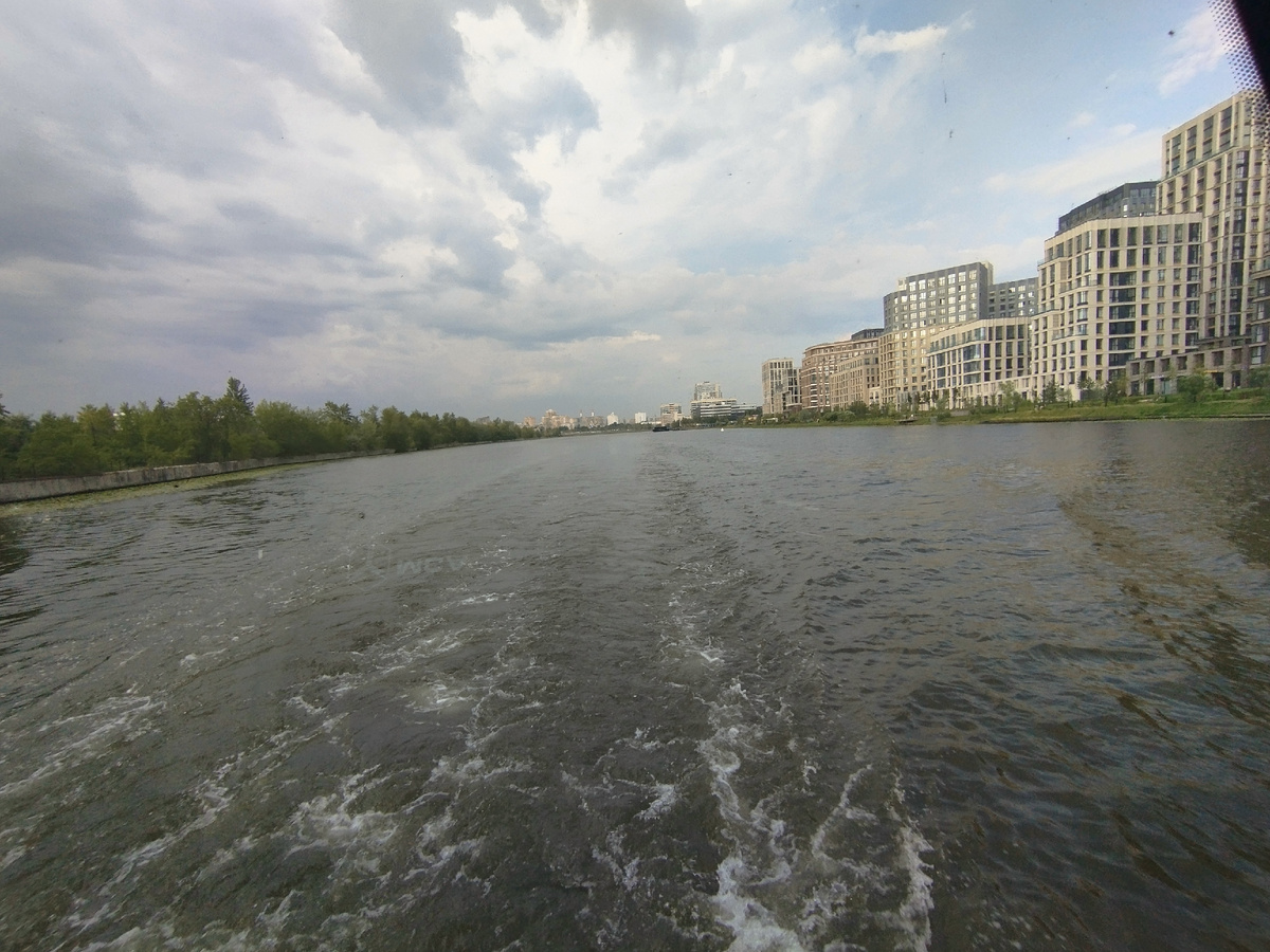 Вид из окна речного электротрамвая. Маршрут причал ЗИЛ – причал Печатники. ЗДЕСЬ и далее фото автора и(или) из личного архива автора, если не указано иначе.