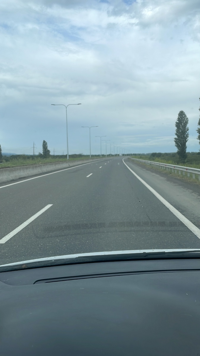 рандомный кусок автострады между Тбилиси и Батуми.