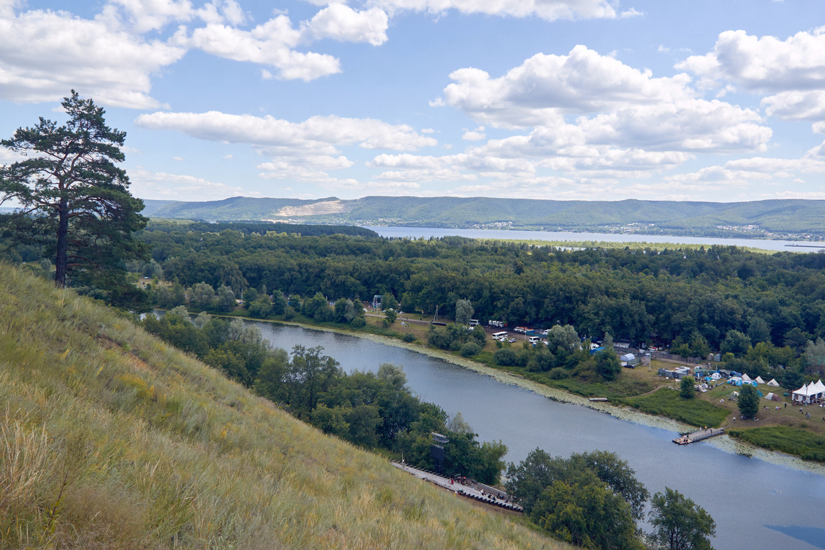 Вид на поляну фестиваля. 