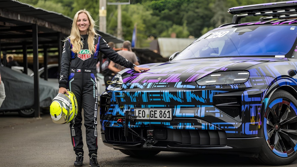    Гонщица команды TAG Heuer Porsche Formula E Габриэла Йилкова сумела улучшить предыдущий рекорд более чем на четыре секунды