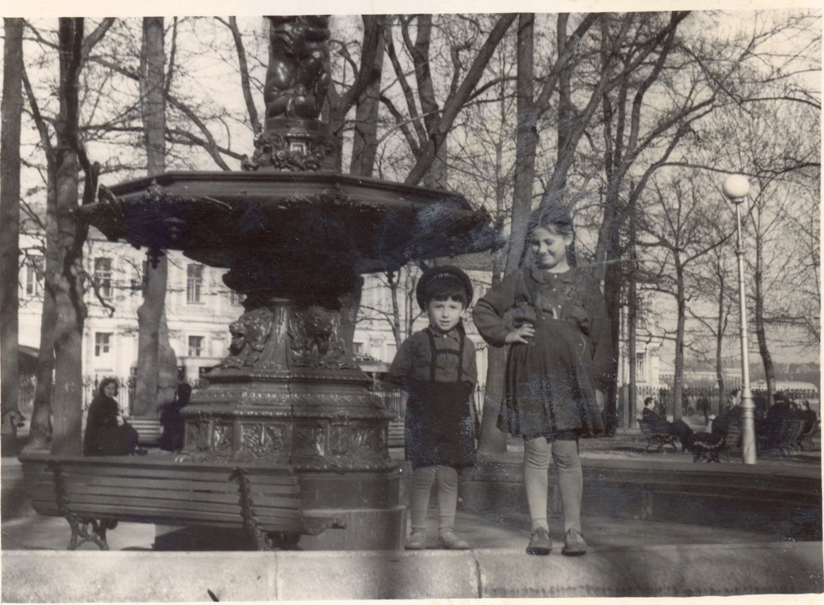 С сестрой. 1957 г.