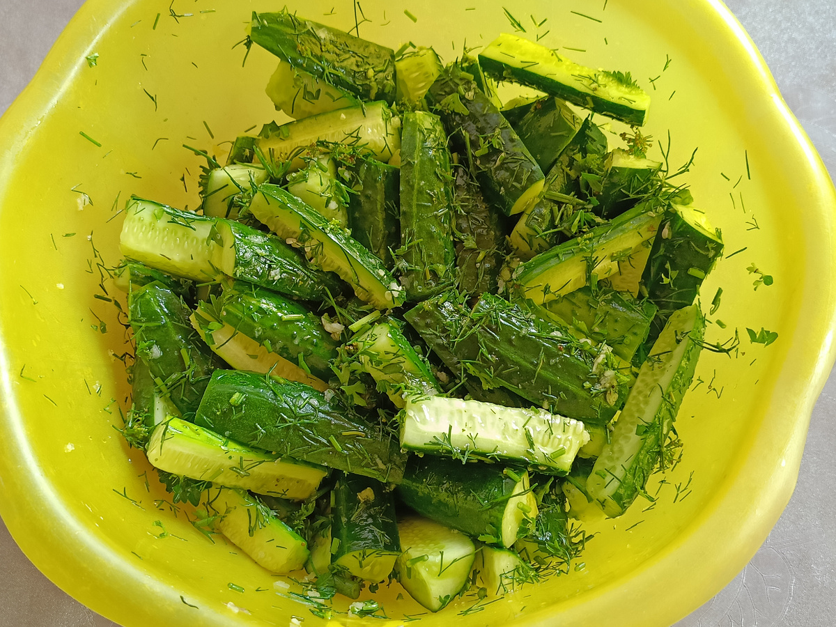 Укроп, петрушка, чеснок , соль 