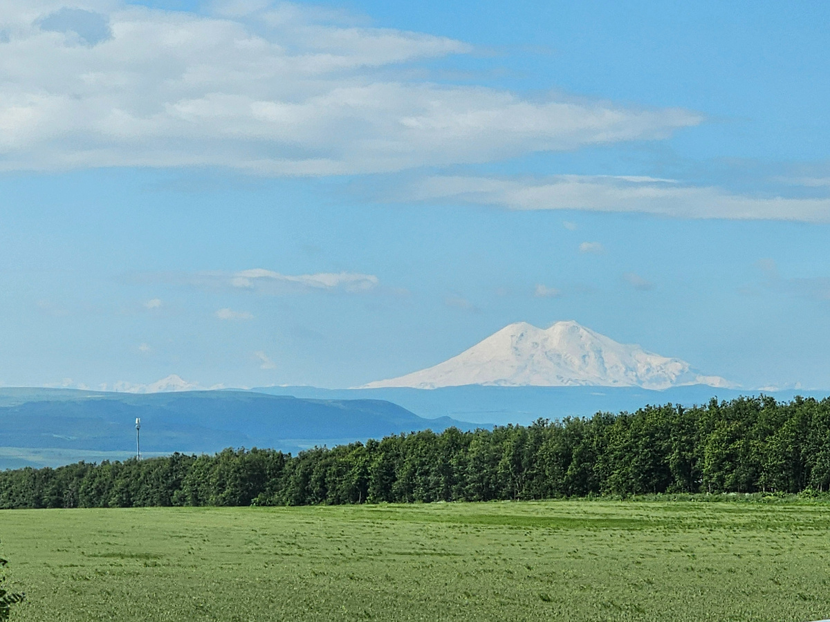 Вид на Эльбрус недалеко от Кисловодска