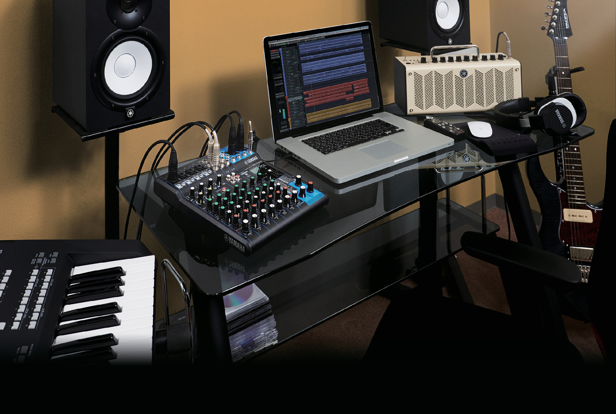 Аналоговый микшерный пульт MG10XU в домашней музыкальной студии