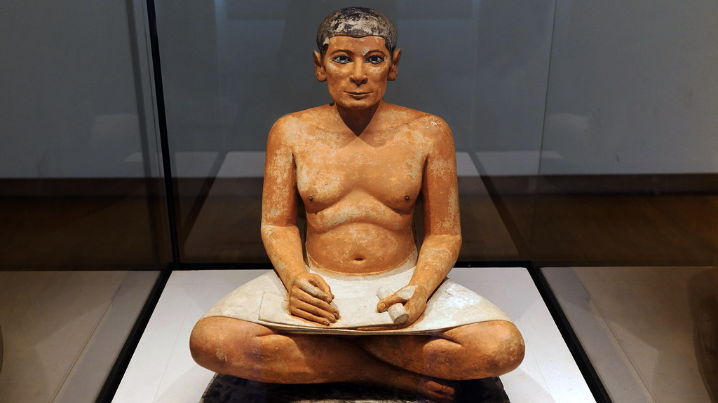 Статуя царского писца Каи. Благодаря сохранившейся статуе можно сделать выводы о внешности среднестатического египетского мужчины того времени. Высота статуи 53 см. Предположительно изготовлена на рубеже 2620-2500 годов до н.э. Найдена в 1850 году во время раскопок Огюстом Мариетом в некрополе в Саккаре. Сейчас находится в Лувре 