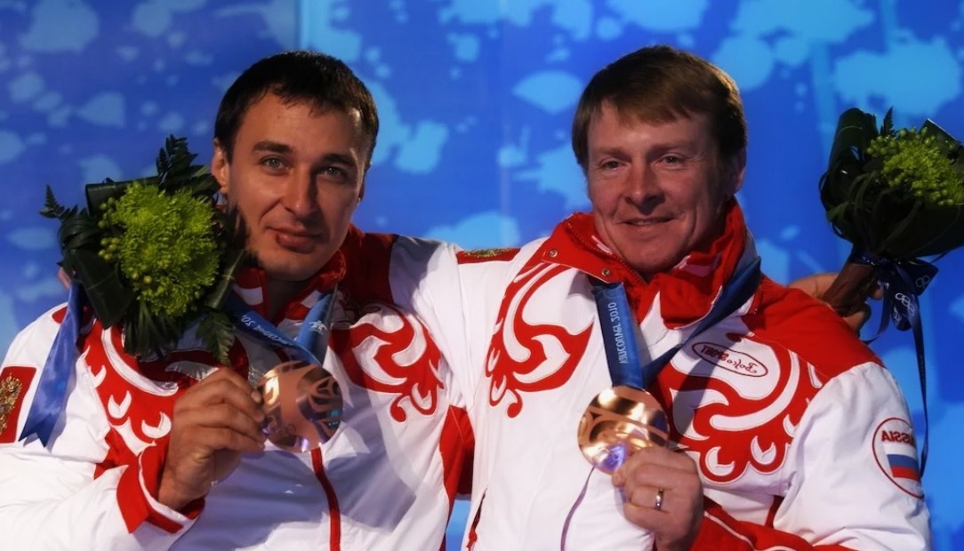 Да, эти медали потом попали в скандал, но не будем сюда лезть. Сила, техника и труд Воеводы — это факт. А остальное пусть решают спортивные суды и юристы.
