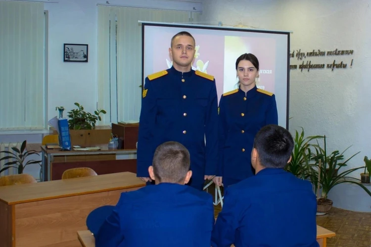 Будущие супруги познакомились студентами.
