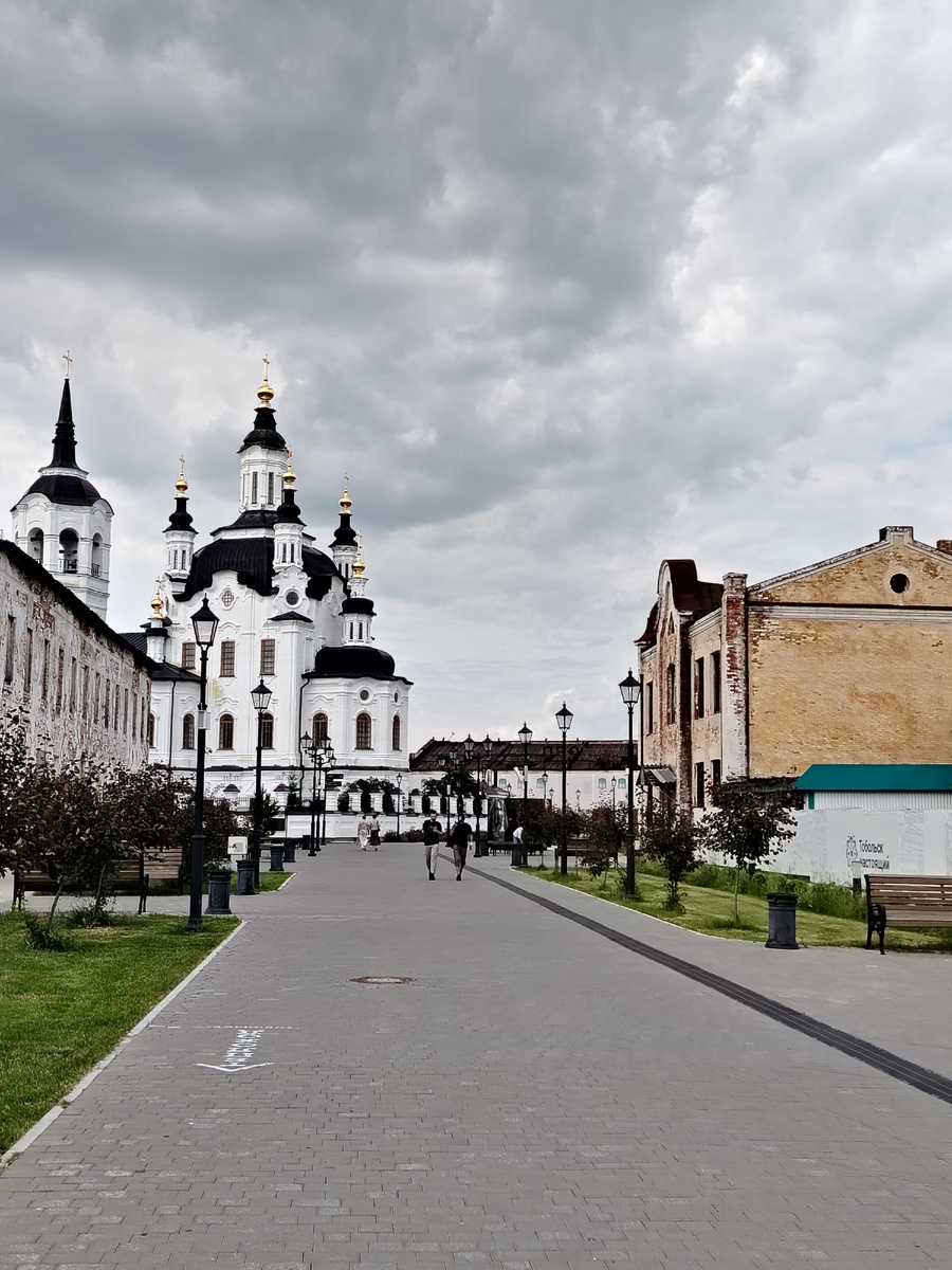 Слева на фото дом купца Пиленкова в Тобольске. Фото автора