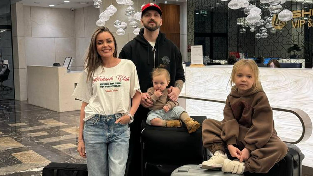    Ассоль с супругом и детьми. Фото: Telegram @radioassol