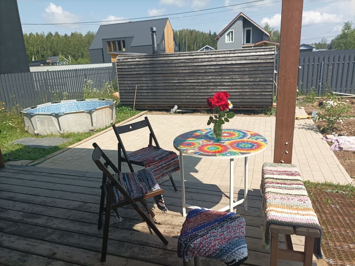 Площадка между верандой и баней