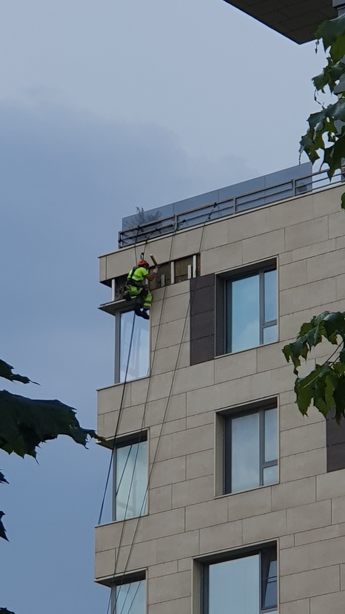 Услуги диагностика навестного фасада с разборой облицовки в Москве и Московской Области от профессиональных промышленных альпинистов!