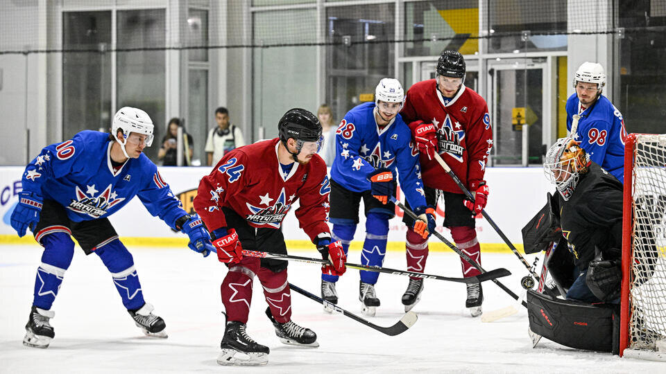     Химия на льду: как прошла подготовка к матчу звезд КХЛ и НХЛ в Москве РИА Новости/Сергей Бобылев