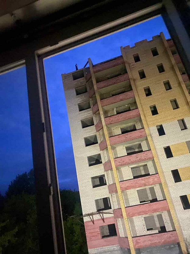    Кировские подростки разгромили машину кирпичами с недостроя