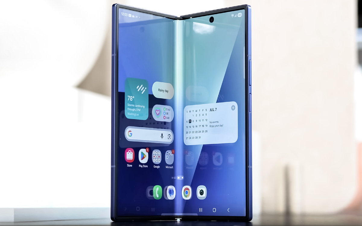 Шарнир, как и раньше, позволяет открывать девайс полностью или частично