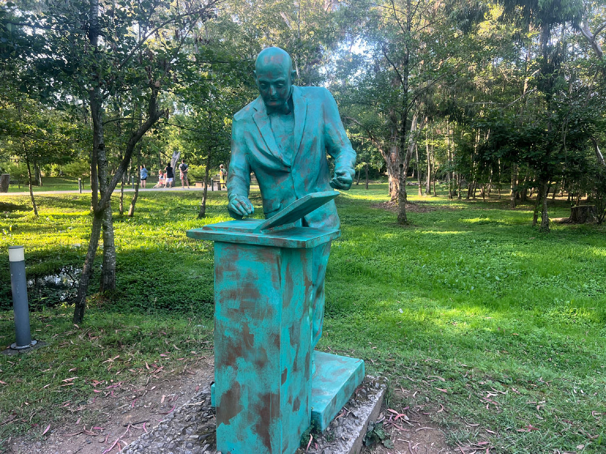 Парк музыкантов. Скульптура Закария Павлиашвили. (Композитор). Когда приближаешься к скульптуре, начинают играть фрагменты его произведений. Фото автора. 