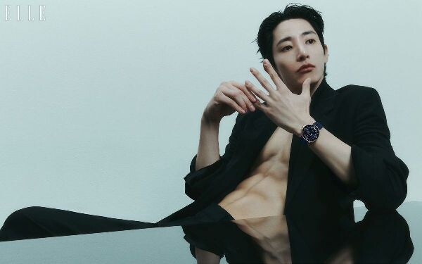 Ли Су Хек (представляешь, заходишь в офис к боссу (если он Ли Су Хек), а он сидит в таком виде). Не отказалась бы от такого начальника