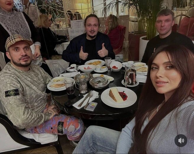 На застолье супруга Паши Техника, Ева Карицкая, делает селфи с мужем и друзьями.