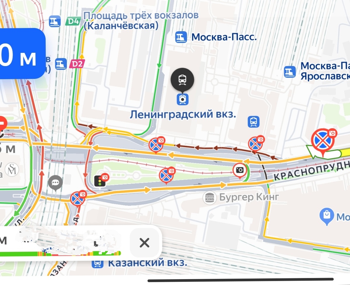 Стрелочка навигатора не доходит до вокзала. А там, на дублёре пробка продолжается