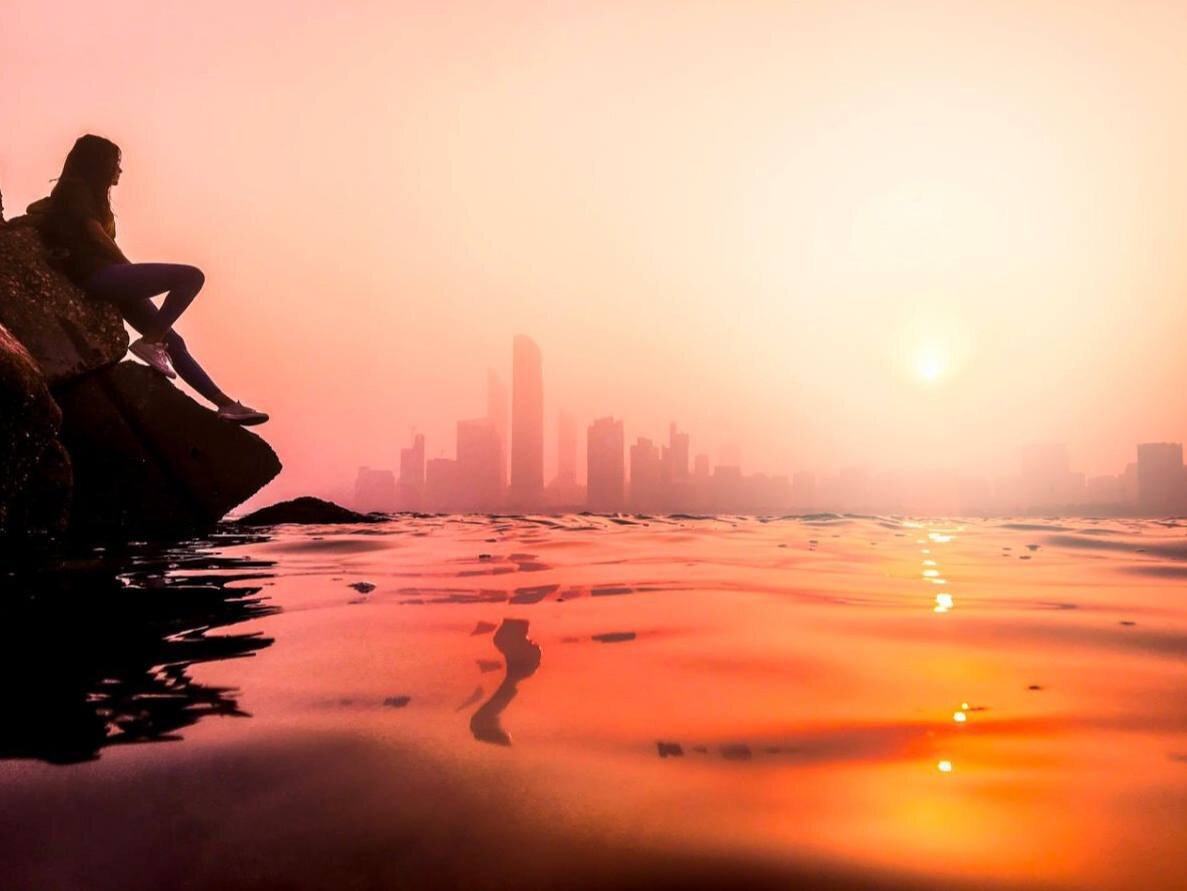 На Ближнем Востоке небо на закате не краснеет, а словно бы выцветает, обретая нежные пастельные оттенки, на фоне которых особенно эффектно смотрятся небоскребы набережной Корниш. Источник: DCT Abu Dhabi