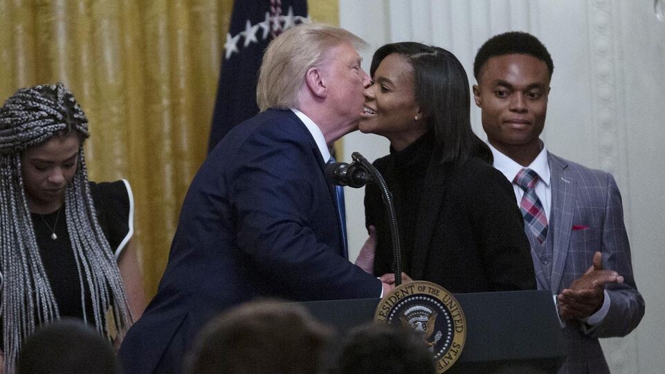    Поцелуй Кэндис Оуэнс с Трампом, Белый дом, 4 октября 2019 года. Stephanie Reynolds / www.globallookpress.com