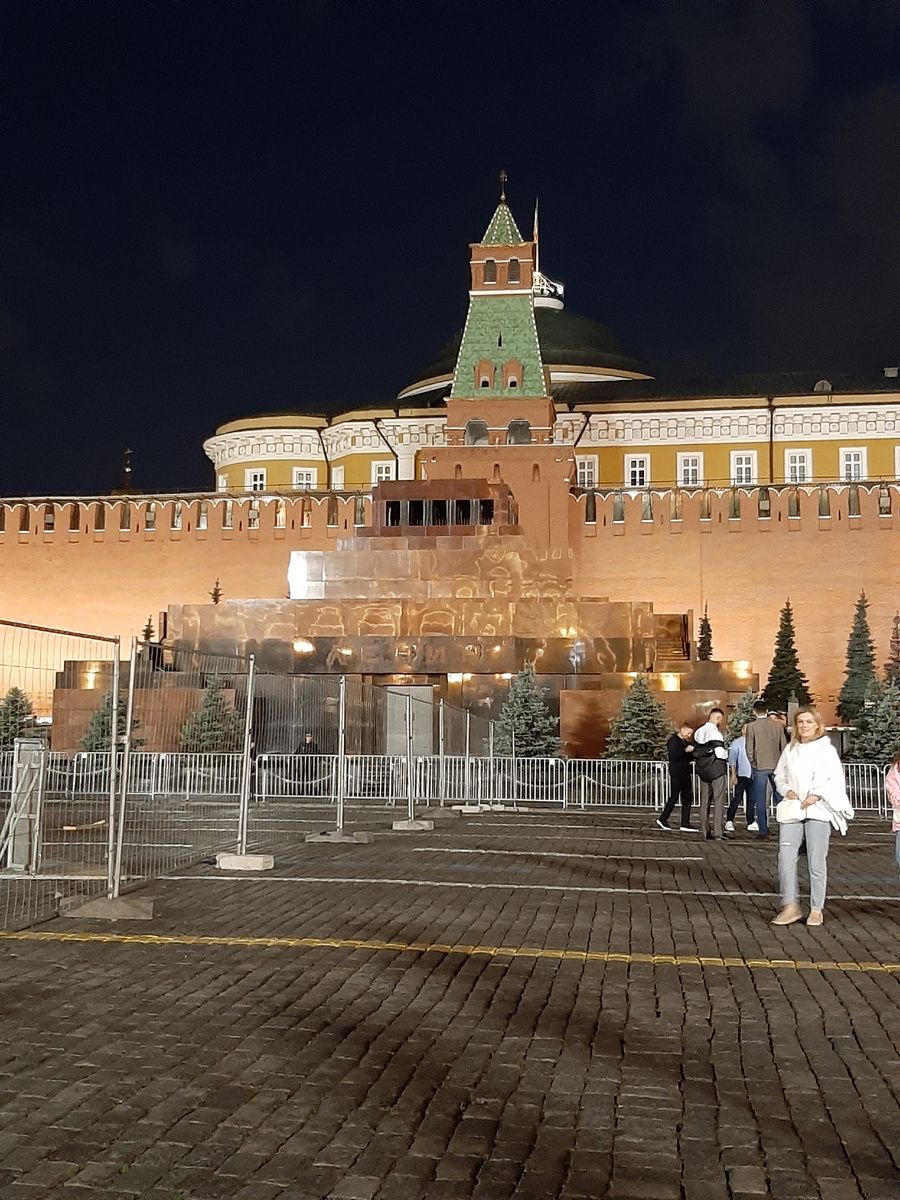 Между прочим, в этом здании также находится лаборатория биотехнологий, которая на Ленине применяет техники бальзамирования и сохранения материи, разрабатывает противодействие гниению и разложению, консервации тела для возможного воскрешения... как настоящие Альбедо, они ищут секрет вечной жизни и технологий богов. Разумеется, они опираются на опыт египтян, потому и здание в виде пирамиды.