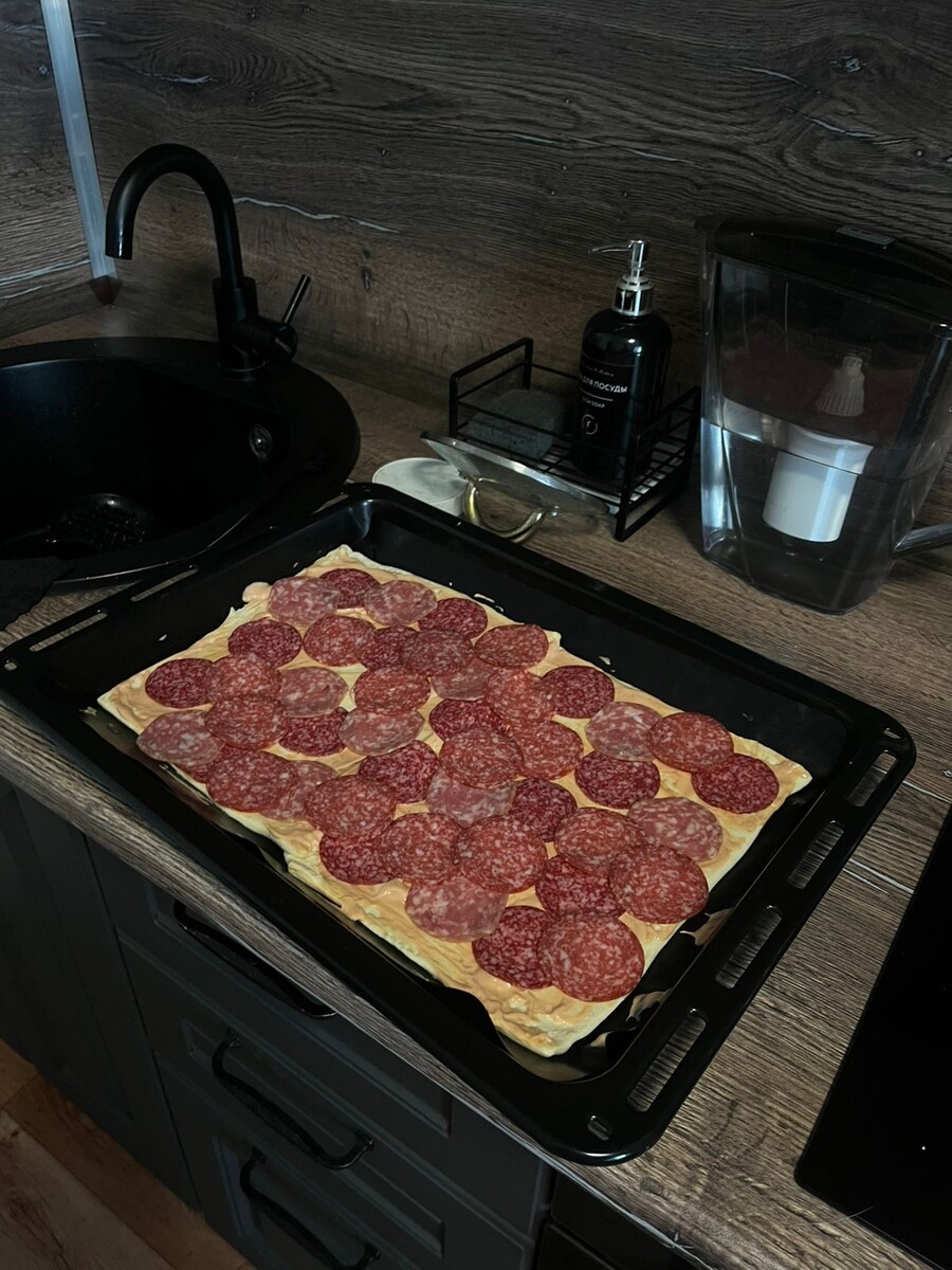 Пицца с колбасой