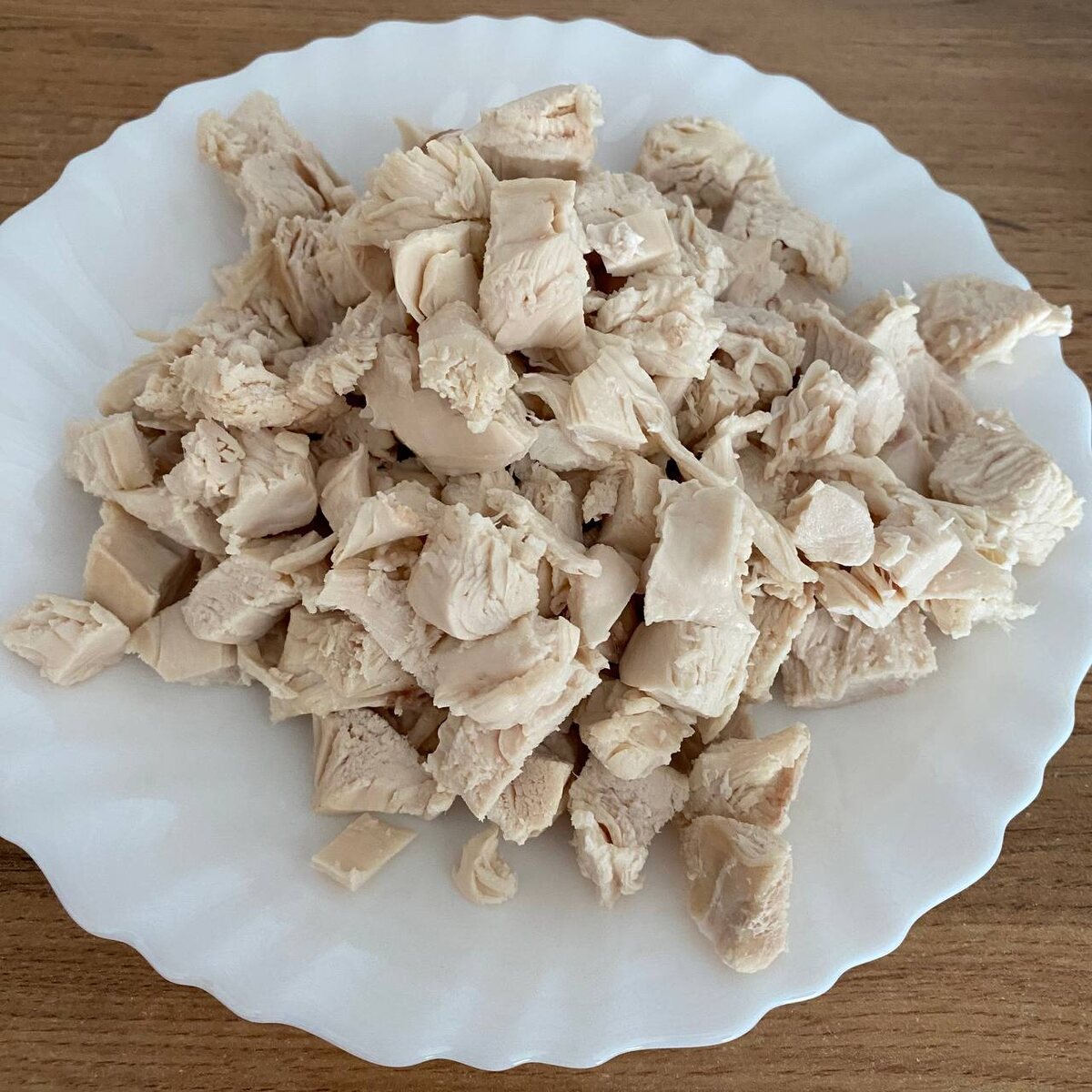 Куриную грудку режем крупными кубиками — так она чувствуется в супе! Добавляем к картофелю вместе с зажаркой.