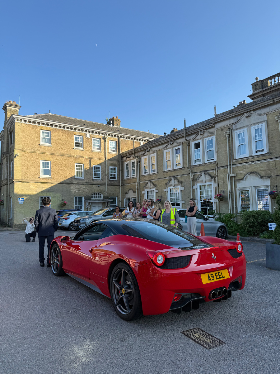 Феррари с покупными номерами. В Англии можно купить номер, чтобы из цифр и букв получалось, например, слово. Фотография из личного архива. 