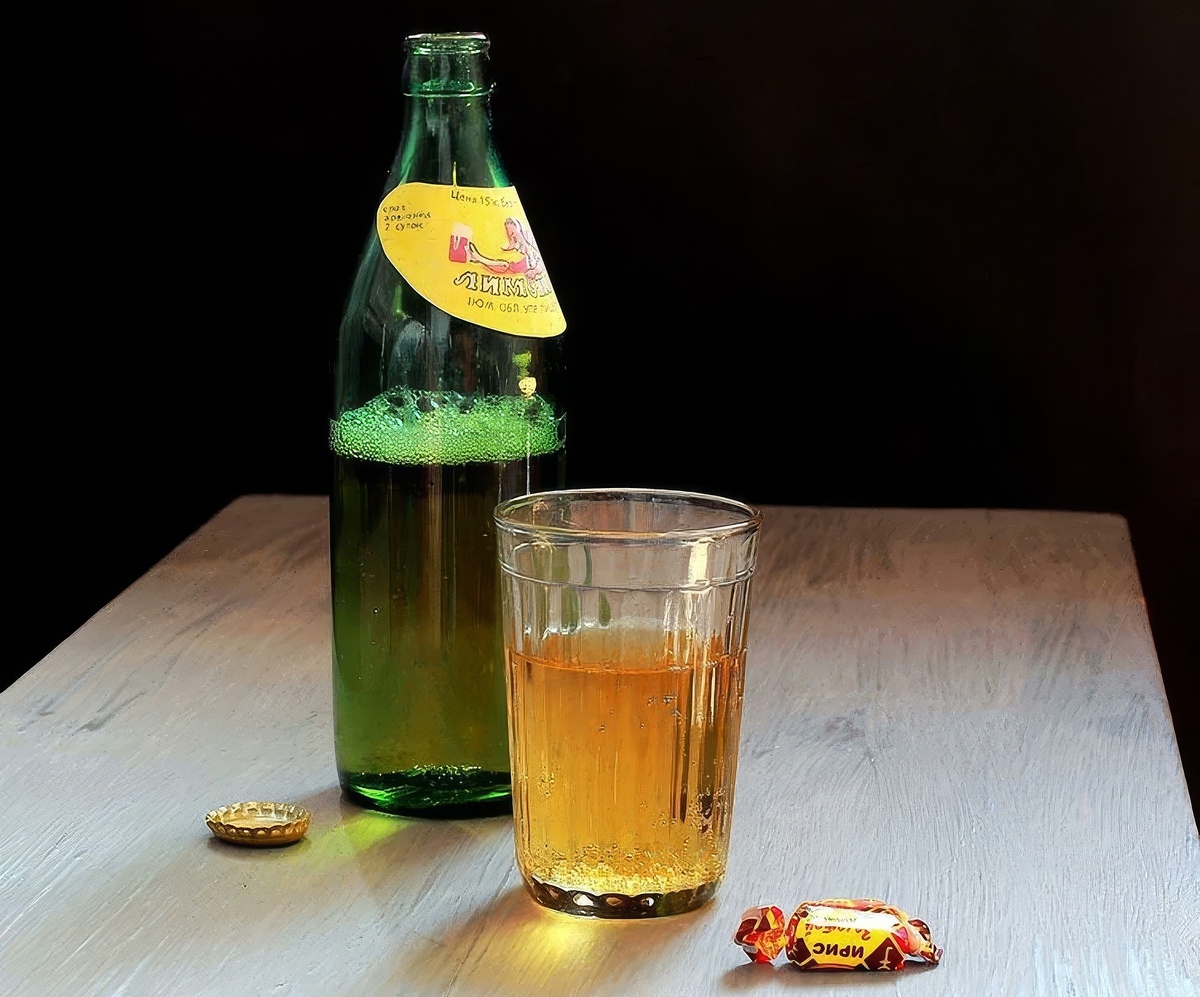 Знаковый советский лимонад "Буратино" в граненом стакане - символ детства целого поколения