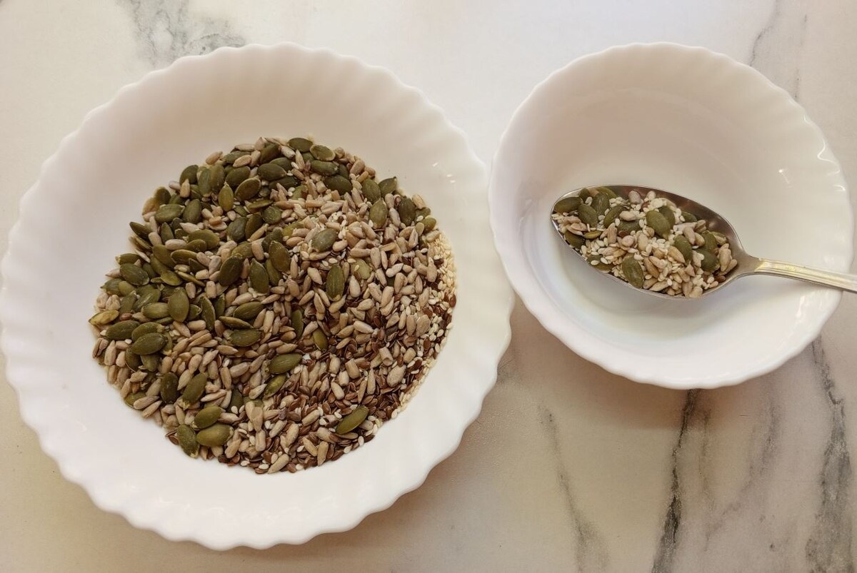 Необходимо отложить семена для посыпки