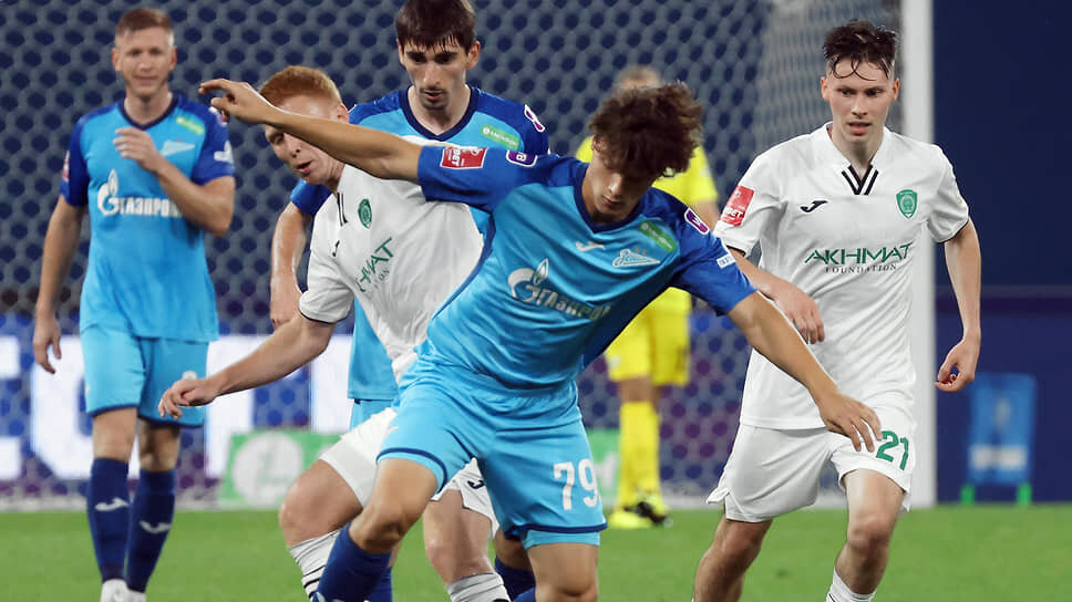 Игрок команды «Зенит» Дмитрий Васильев (в центре) во время матча с командой «Ахмат» (Грозный) в Кубке России..📷Фото: Валентина Певцова / Коммерсантъ