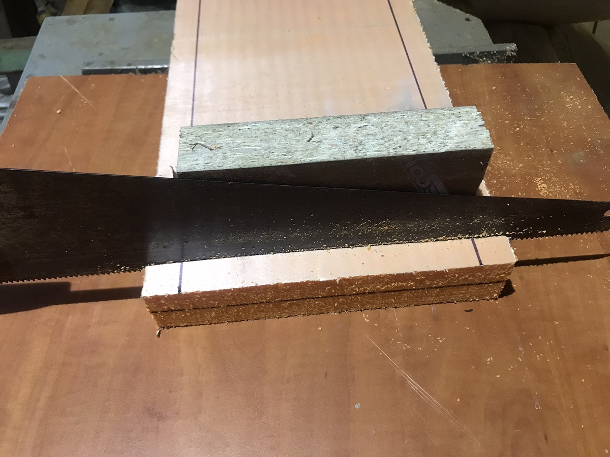 Выпиливаем «четверть» на заготовках. Фото Тищенко Василий.