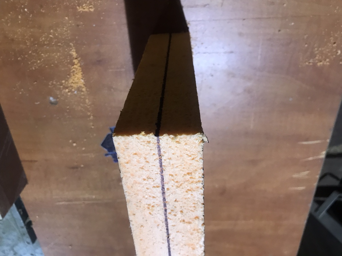 Размечаем линий середину заготовки, чтобы не пропилить глубже. Фото Тищенко Василий.