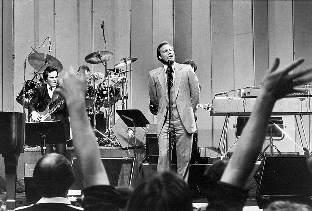    Проповедь Сваггерта с участием музыкальной группы, 1980 год. Фото: Thomas S. England / Getty Images