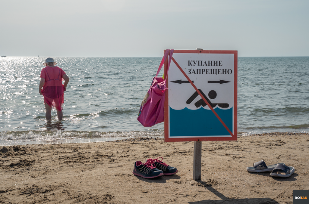 Вот демонстрация того, что не все люди понимают опасность моря! Не давайте в море в Анапе ни в коем случае! Это очень опасно!