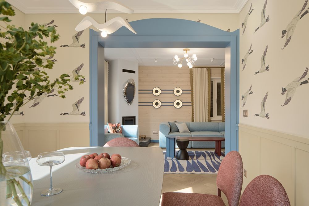 Стая птиц в гостиной-столовой: электроустановочные изделия SKANDY в новом выпуске «Дачного ответа» 