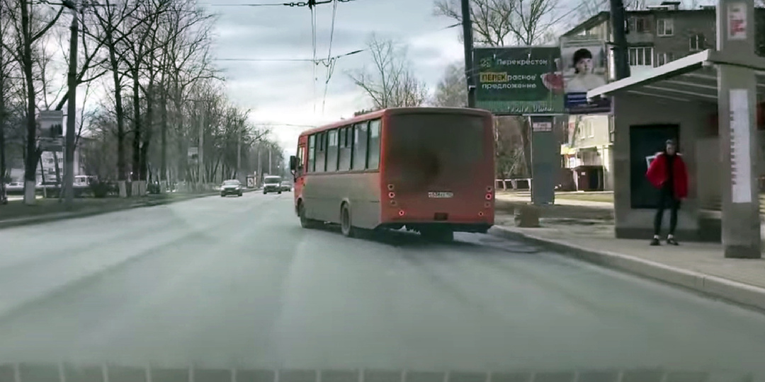 В каких случаях нужно уступать автобусу на остановке, а когда – нет: тонкости ПДД