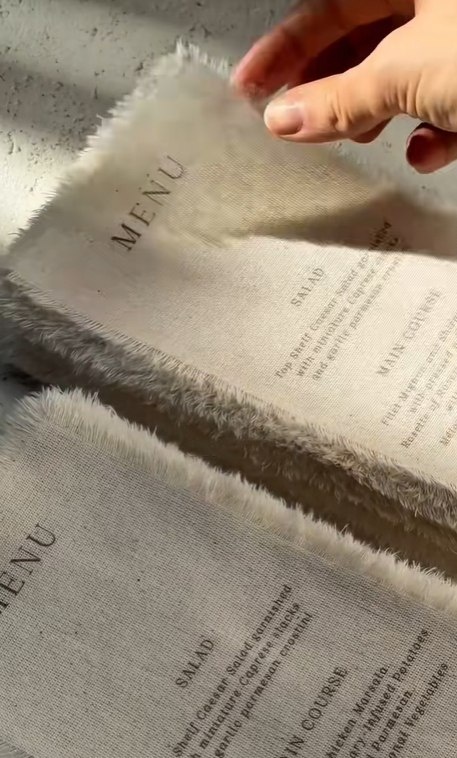 Ткань вместо привычной бумаги, стиль вместо шаблона — так рождается запоминающийся образ ресторана. Нестандартное меню на текстиле не только врезается в память – оно создает атмосферу премиальности, подчеркивая внимание заведения к деталям. Каждая из них — от фактуры до шрифта — работает на усиление бренда. Впечатленные посетители с восторгом рассказывают о фирменном стиле ресторана в соцсетях, а многие становятся постоянными гостями. Еще одно подтверждение тому, что инвестиции в эмоции всегда окупаются.