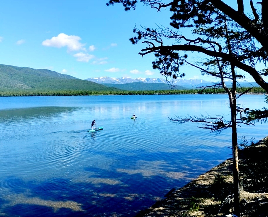 Слюдянское озеро, на берегу которого находится палаточный лагерь "Байкальский парус". До Байкала 700 метров