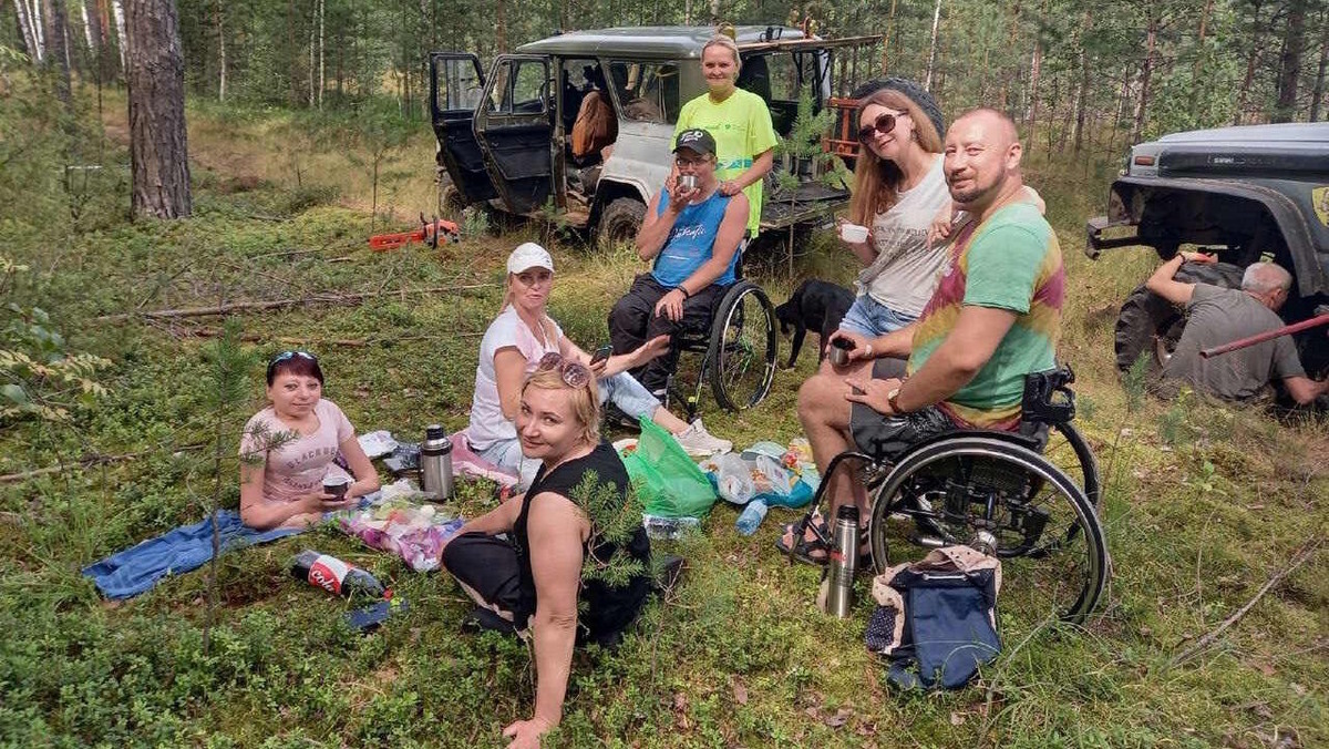    В путешествиях участники не только приобретают бытовые навыки, но и находят новых друзей. Ученики «Школой инклюзивного туризма» вместе с её директором Михаилом Четвертаковым отдыхают на природе. Фото предоставлено «Школой инклюзивного туризма».