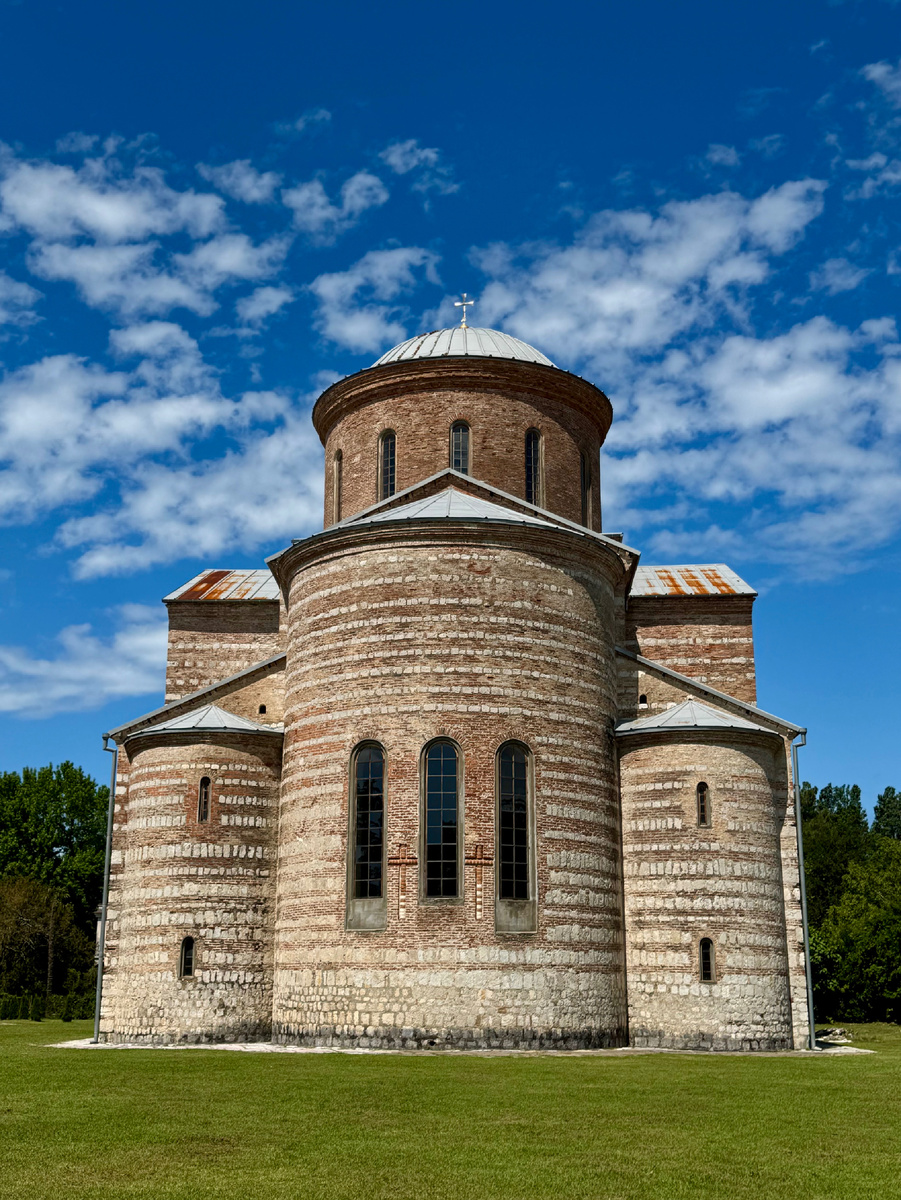 Пицундский храм Апостола Андрея Первозванного Х века.