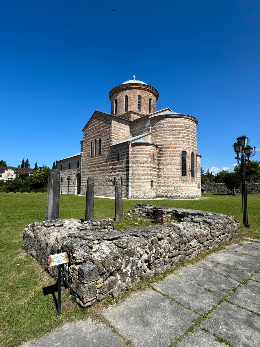 Остатки колокольни на территории комплекса.