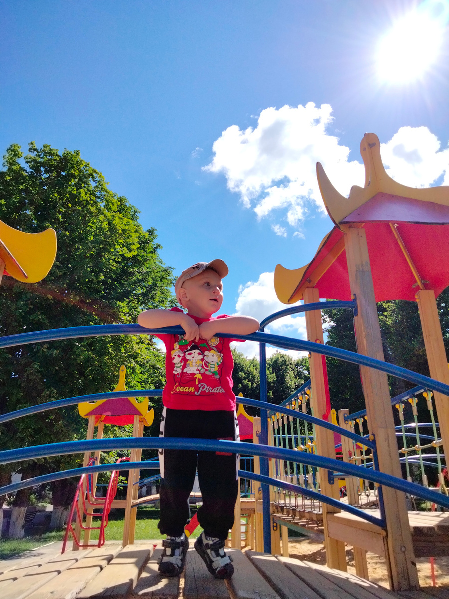 Старая площадка + рядом еще были качели и лестница с канатом 