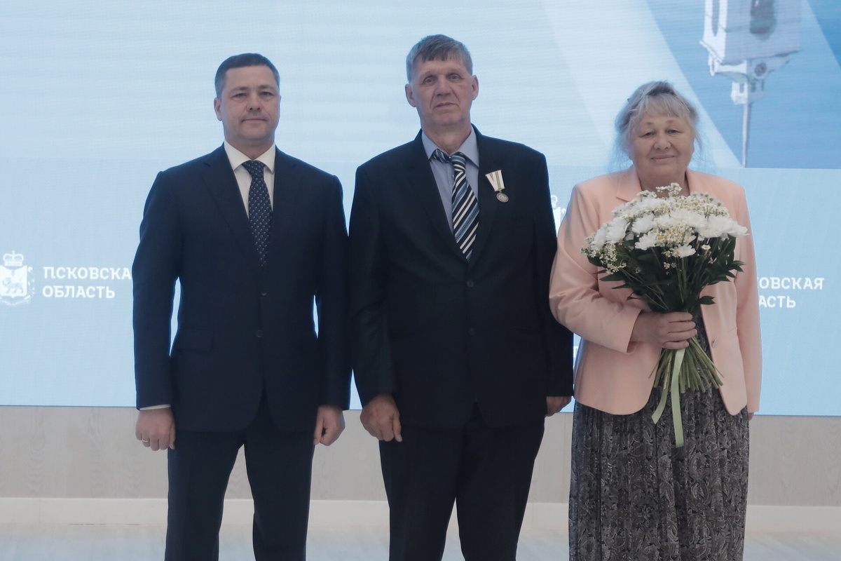 Губернатор Псковской области Михаил Ведерников, а также Сергей и Надежда Тимофеевы. Фото: Андрей Степанов