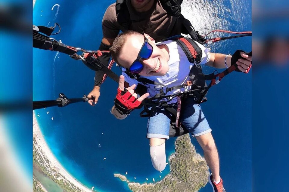    Скончался известный уральский парашютист Александр Хомутов