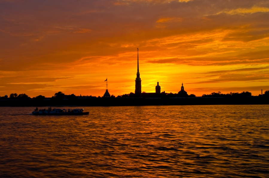 Вид на Петропавловскую крепость в Санкт-Петербурге на закате