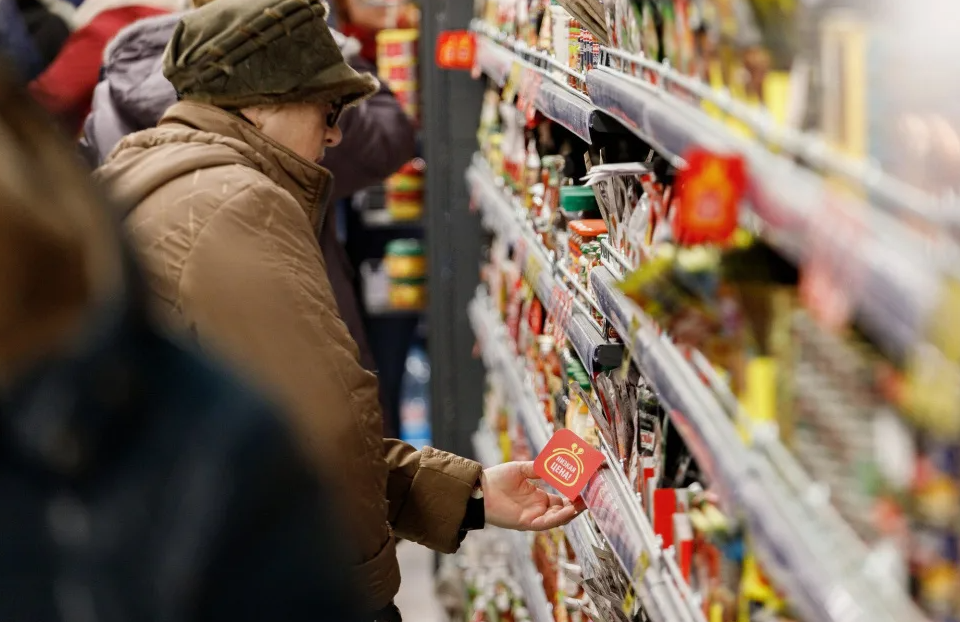 люди берут дешевую еду в дешевых магазинах. В итоге они долго не живут