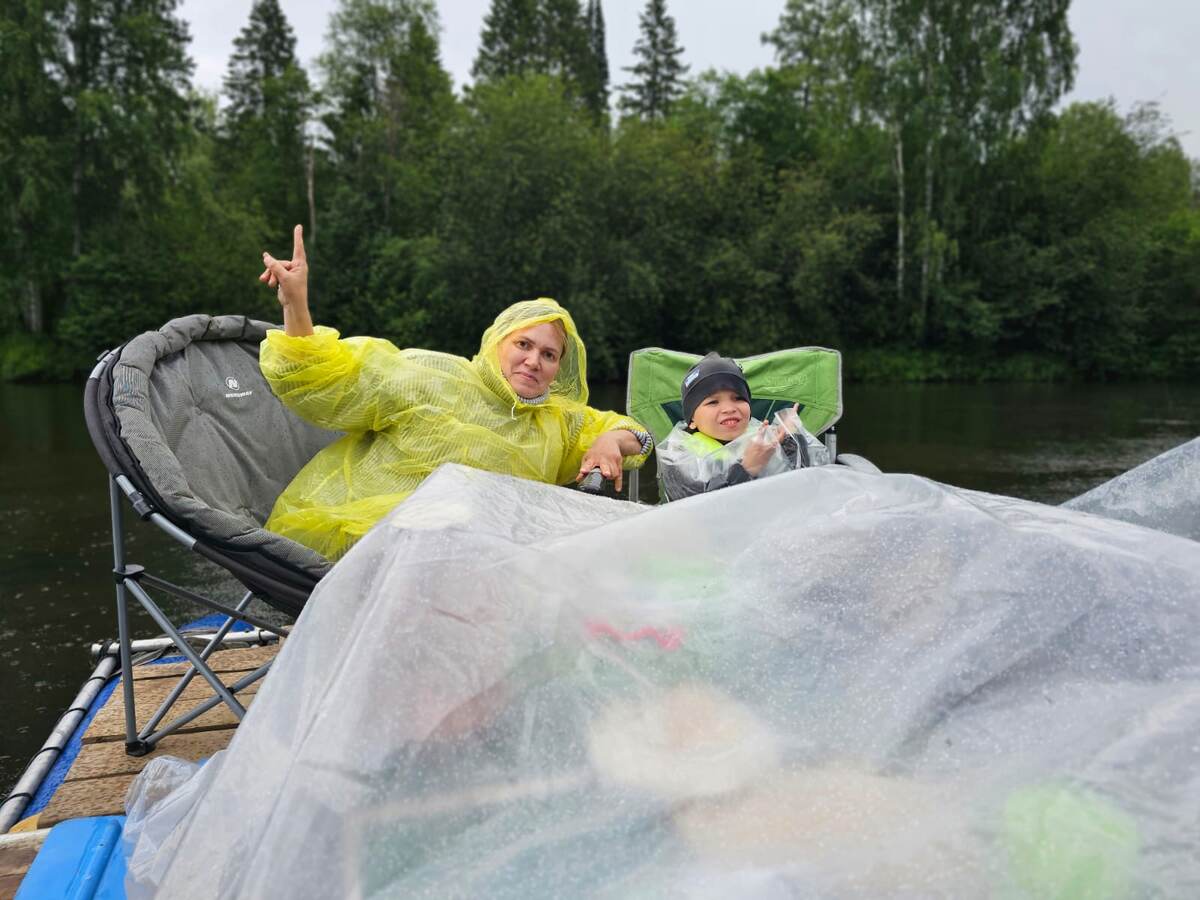 Мама и Клим сплавляются по реке Чусовая. 