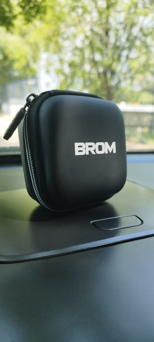 сам сканер находится в удобном футляре